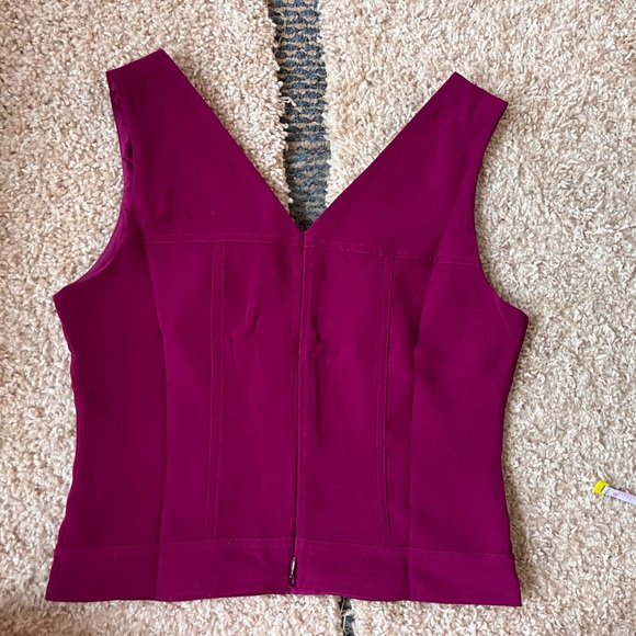 Banana republic fuchsia sleeveless v neck work top - Picture 7 of 8